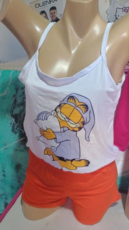 Conjunto de pijama rosa com estampa do Garfield