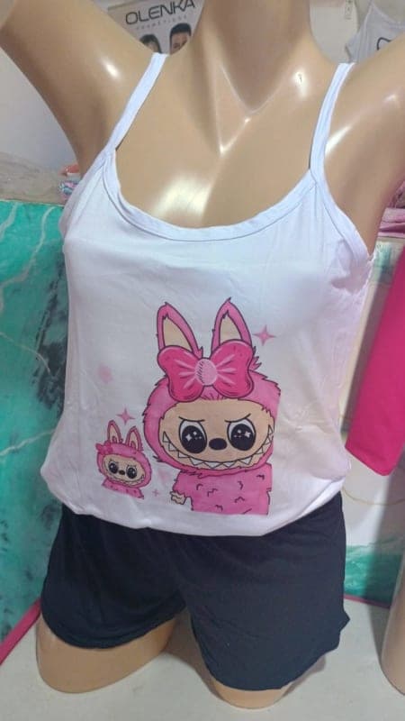 Conjunto de pijama rosa com estampa da Labubu